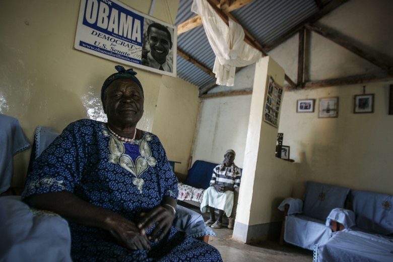 Sarah Hussein Obama, babcia prezydenta Stanów Zjednoczonych Baraka Obamy w swoim domu w wiosce Kogelo, w zachodniej Kenii.