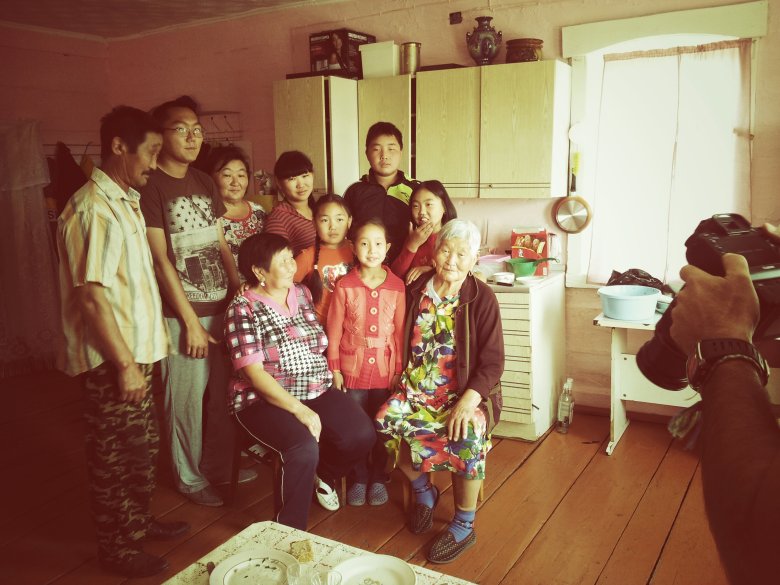 Pierwszy od lewej Matwiej, obok jego syn i Albina. Pierwsza od prawej siedzi Nina, obok niej jej trzy wnuczki Erzhena, Darima i Ayuna. Fot. Paweł Rożek.