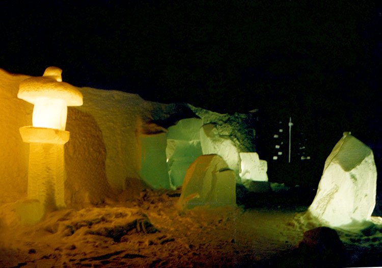 Hotel lodowy zimową nocą