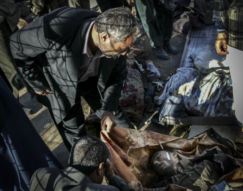 Irakijczyk opłakuje ofiarę zamachu bombowego.