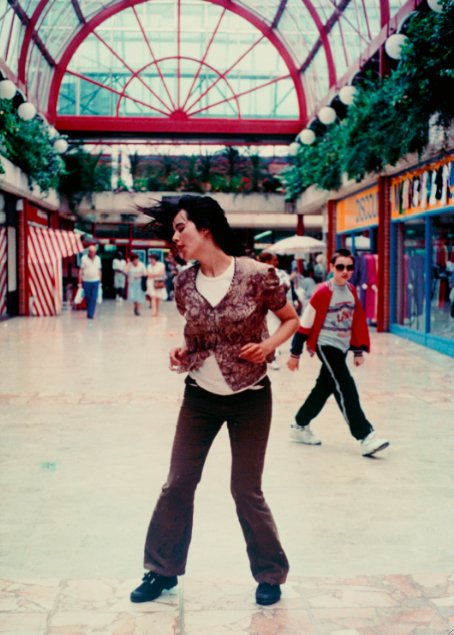 Gillian Wearing, Dancing in Peckham, 1994, wideo, dzięki uprzejmości Maureen Paley, Londyn, kadr wideo