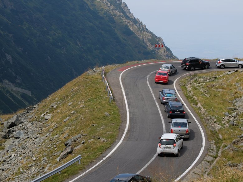 Trasa Transfogaraska w Karpatach w Rumunii ma ok 150 km i  prowadzi przez szczyt na wysokości 2035 m npm. Przejazd tą trasą zajmuje ok 3-4 godzin.