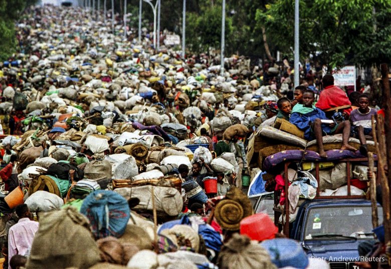 Uchodźcy z plemienia Hutu w drodze do Rwandy. Kilkusettysięczny tłum pojawił się na granicy znienacka.