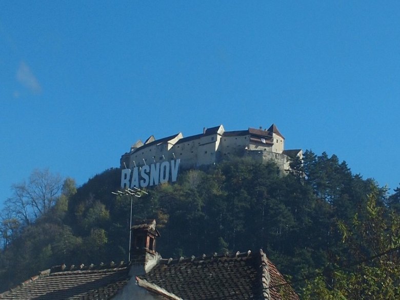 Napis jak w Hollywood wskazuje drogę do chłopskiego zamku w Rasnov.