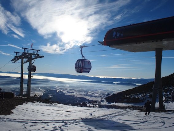 Otwarta ledwie tydzień temu nowoczesna godnolka wwozi narciarzy i turystów do stacji Skalnate Pleso.