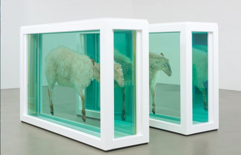 Damien Hirst, Z dala od stada (Rozdzielenie), 1995, szkło, stal malowana, silikon, akryl, plastikowe zaczepy, stal nierdzewna, owca, roztwór formaldehydowy, każda część: 118 x 186 x 51,3 cm, Dzięki uprzejmości Prada Collection, Mediolan