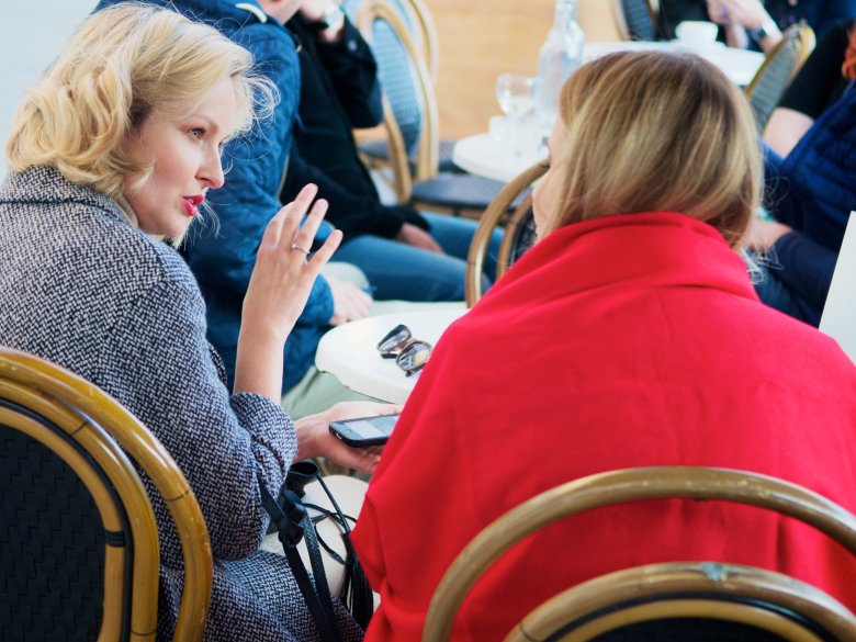 Herbata i rozmowa w Charlotte przy Placu Zbawiciela.