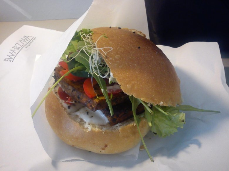 Burgery serwowane w Krowarzywa są wyłącznie wegańskie.