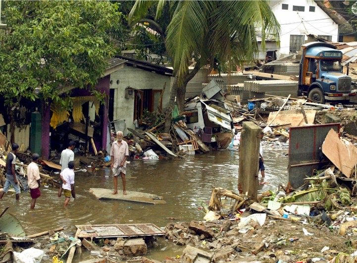 W tsunami na Sri Lance,w grudniu 2004 roku, 35 tysięcy osób zginęło, a około miliona zostało dotkniętych skutkami kataklizmu na przykład poprzez utratę domu, dobytku.
