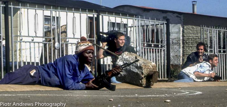 Walki na przedmieściu Johannesburga 1994 r. Ostatni z prawej strony na zdjęciu jest Kevin Carter - południowoafrykański fotoreporter.