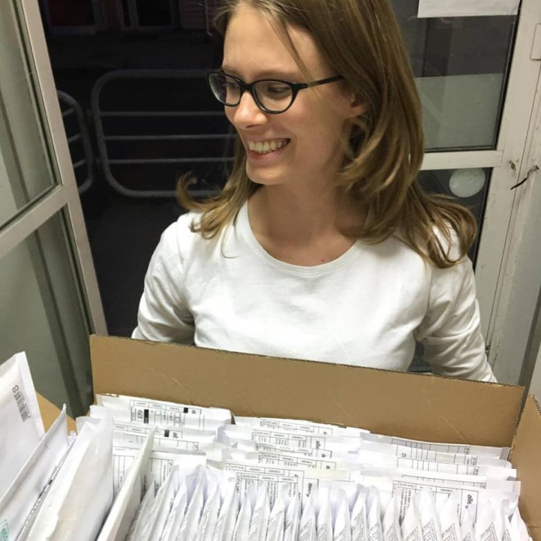 Julia podczas przygotowania płyt do wysyłki