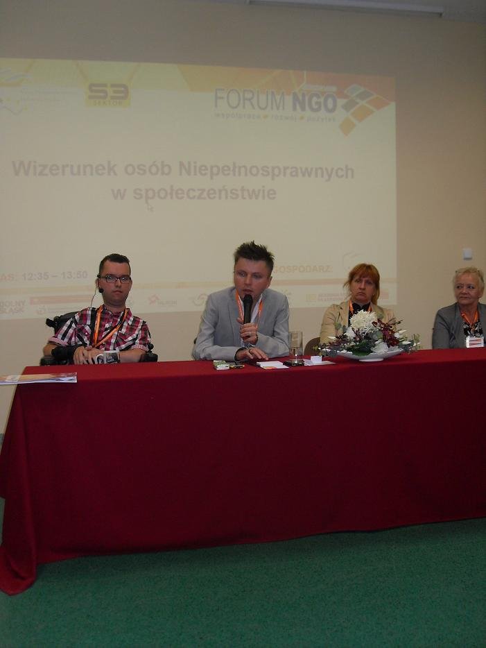 autor tekstu na Kongresie Regionów w Świdnicy, podczas panelu na temat "Wizerunku Osoby Niepełnosprawnej w społeczeństwie"