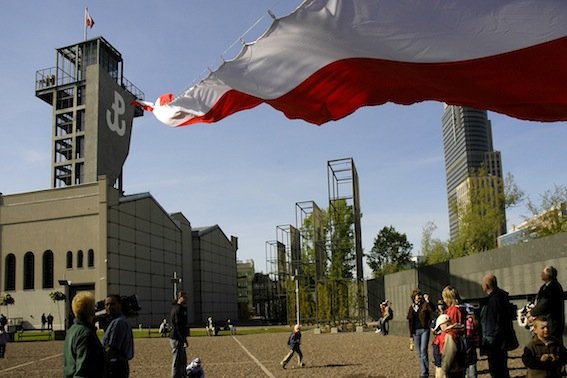Budynek Muzeum Powstania Warszawskiego z charakterystyczną wieżą widokową.