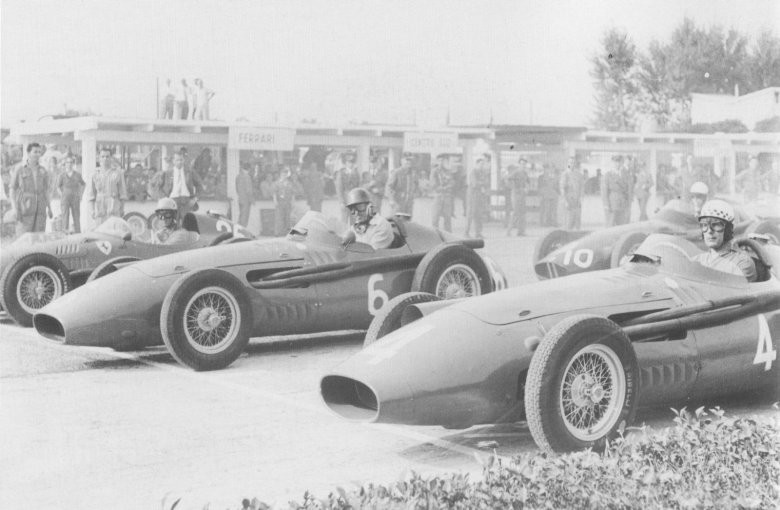 Na starcie GP Modeny 22 września 1957 r. Jean Behra (4) i Harry Schell (6) na Maserati 250F; Luigi Musso (26) na Ferrari 156.