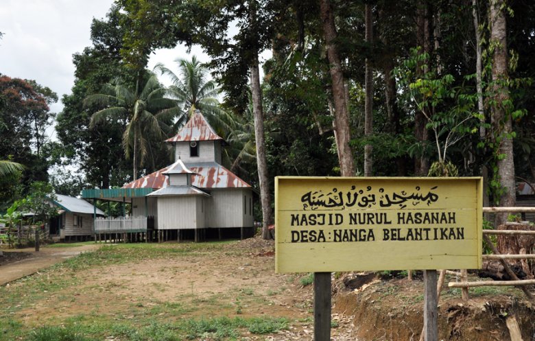 Meczet w środku "katolickeij" wioski na indonezyjskiej Borneo