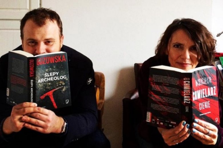 Wciągający kryminał poczytnego polskiego autora to dobry pomysł na prezent last-minute