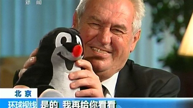 Prezydent Zeman wraz z krecikiem w chińskiej telewizji. Krecik jest w Chinach bardzo popularny. W czasie wizyty trwały (zupełnie na poważnie) negocjacje na temat wspólnego serialu o przygodach krecika i pandy!