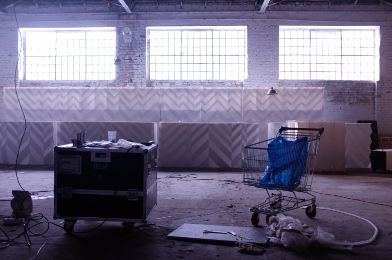 Montaż scenografii na Śledzia w Kominie