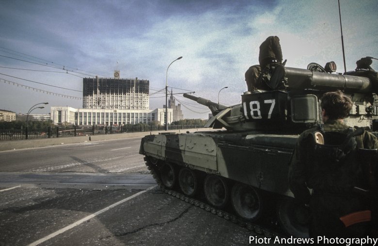 Rosyjski czołg z lufą wycelowaną w Biały Dom w Moskwie.