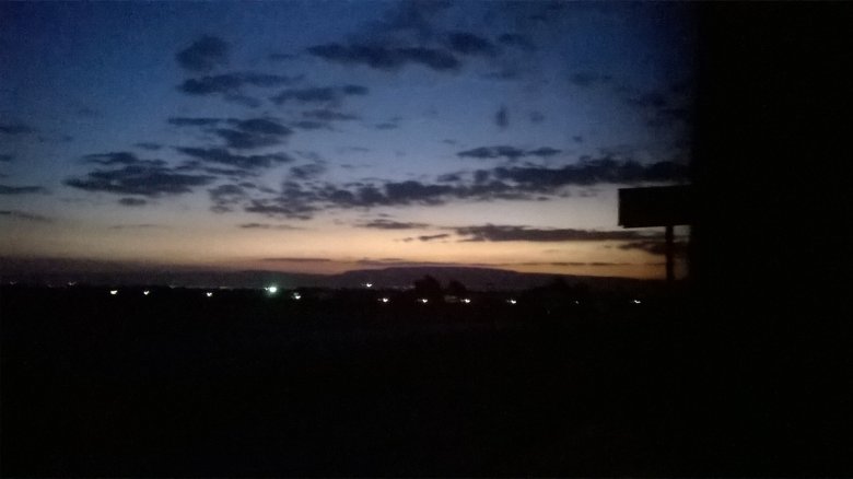 statki czekające w kolejce na przepłynięcie przez Kanał Sueski