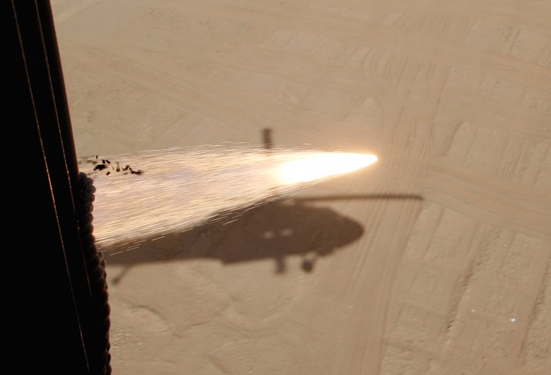 Flara wystrzelona z helikoptera. Misja Medevac 2010 r.