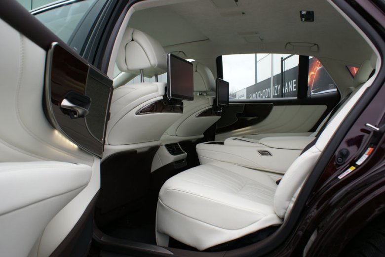 Lexus LS 500 E-Four Omotenashi