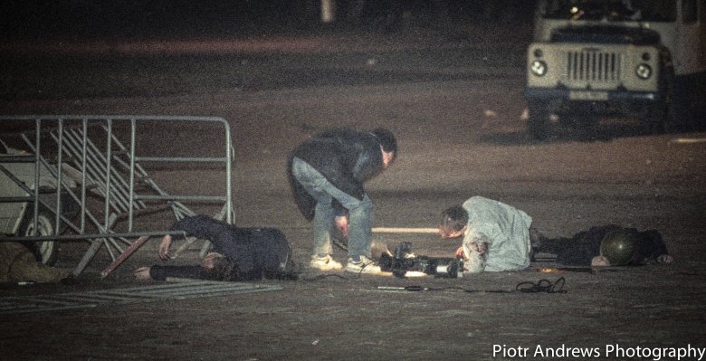 Niezidentyfikowany mężczyzna szuka żywych przed budynkiem Ostankino w Moskwie.