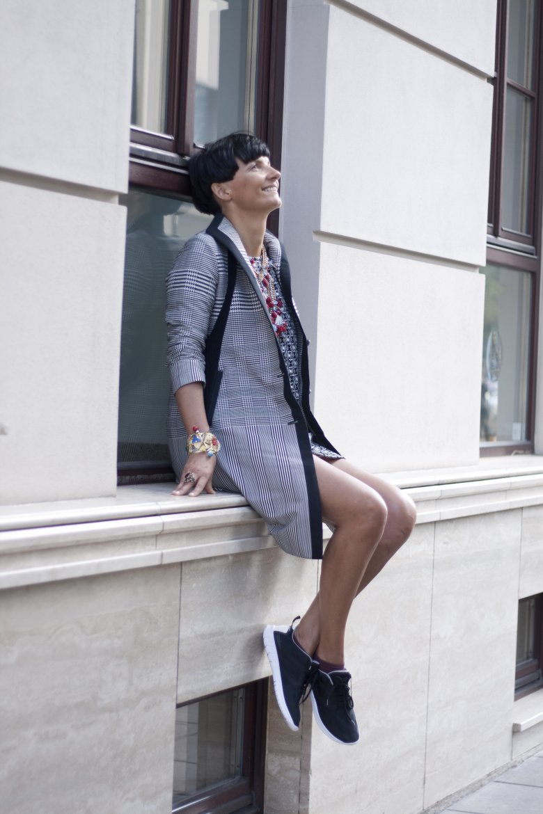 Kasia  - head hunterka biżuterii modowej w Polsce, przed swoim butikiem na Wspólnej 50A