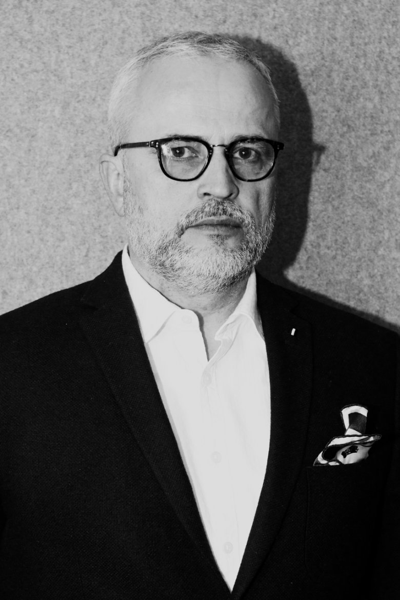 Wojtek ma na sobie okulary OPTICADOR.