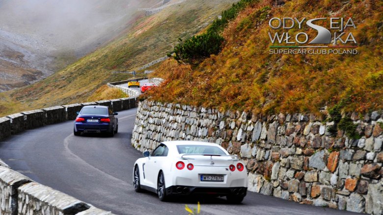 Kluczowe zakręty Stelvio są ponumerowne kamiennymi tablicami, abyś mógł pochwalić się przed kumplami, gdzie dokładnie "nie wydało"