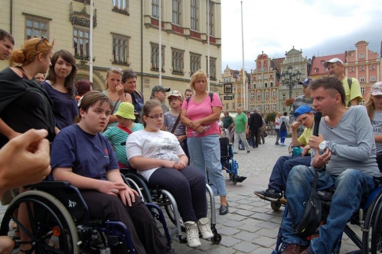 Skrzyński, wspólnie z dziećmi z Żywiecczyzny, które w trakcie wakacji odwiedziły Wrocław