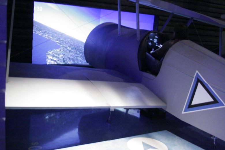 Zabawa na symulatorze lotu skończyła się dla mnie wielkim bólem głowy. Rozbiłam samolot w środku Tallina.