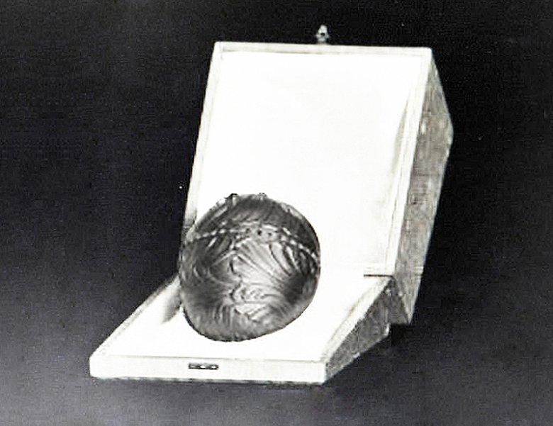 3. Jajko z przyborami toaletowymi z 1889 r.