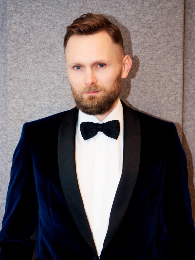 Cafardini; smokingowa marynarka z kolekcji tkanin Carnet 2730 PLN