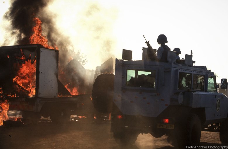 Żołnierze sił pokojowych podczas  starć w Takozie.