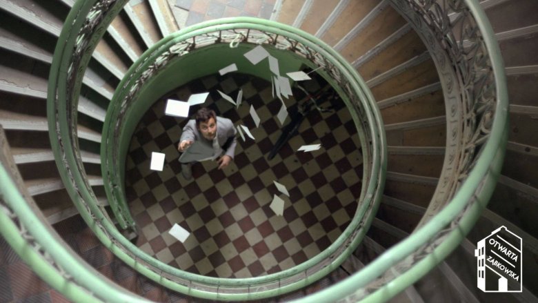 Klatka schodowa Galerii 81 stopni - kadr z filmu Otwarta Ząbkowska.