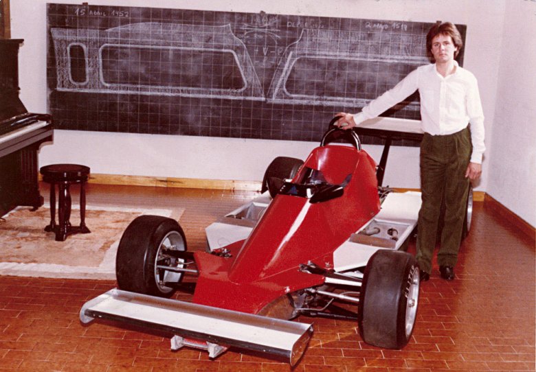 Po roku studiów nad architekturą bolidów formuły 2 Horacio tworzy swój własny projekt