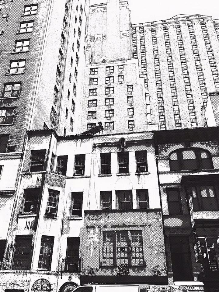 Małe kamieniczki i wieżowce na Manhattanie