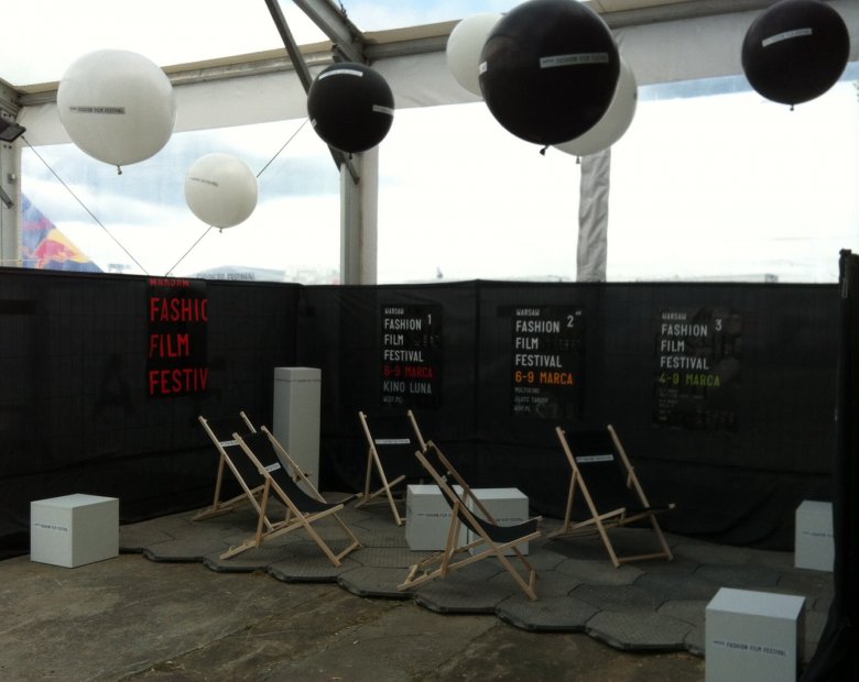 stoisko kina letniego Warsaw Fashion Film Festival