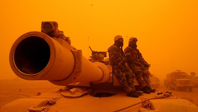 Żołnierze z 70 pancernej podczas prawdziwego alarmu chemicznego na pustyni w Iraku.