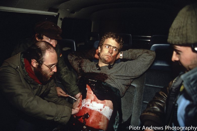 Otto Pohl opatrywany po postrzale.