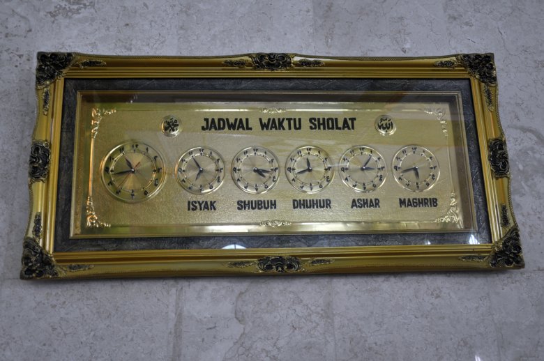 Rozkład modlitw dziennych w jednym z meczetów.