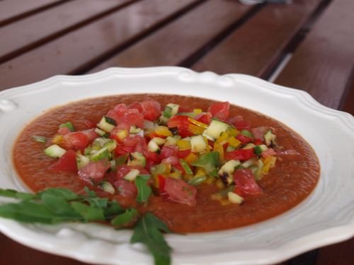 zblendowane gazpacho, posypne pokrojonymi w kostkę świeżymi warzywami.