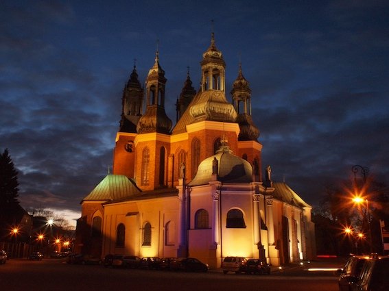 Katedra na Ostrowie Tumskim wieczorem.