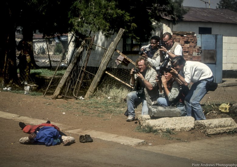 Grupa fotografów robi zdjęcie  zabitego bojownika ANC. Mężczyzna zginął w tym samym miejscu, w którym kule dosięgły dzień wcześniej Kena Oosterbroeka.