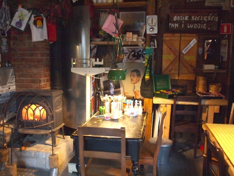 We wnętrzu widać ewidentne horror vacui