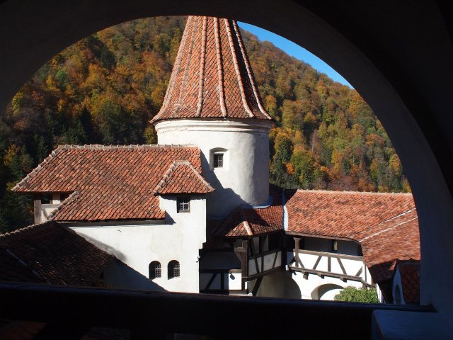 Dziedzieniec zamku Bran, siedziby mitycznego hrabiego.