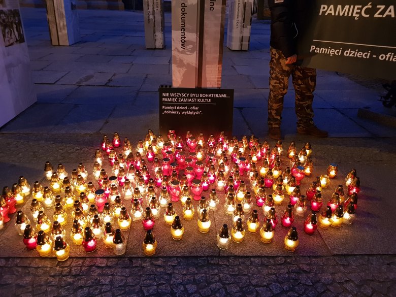 Znicze pod Kościołem Garnizonowym we Wrocławiu, 01.03.2018 r.