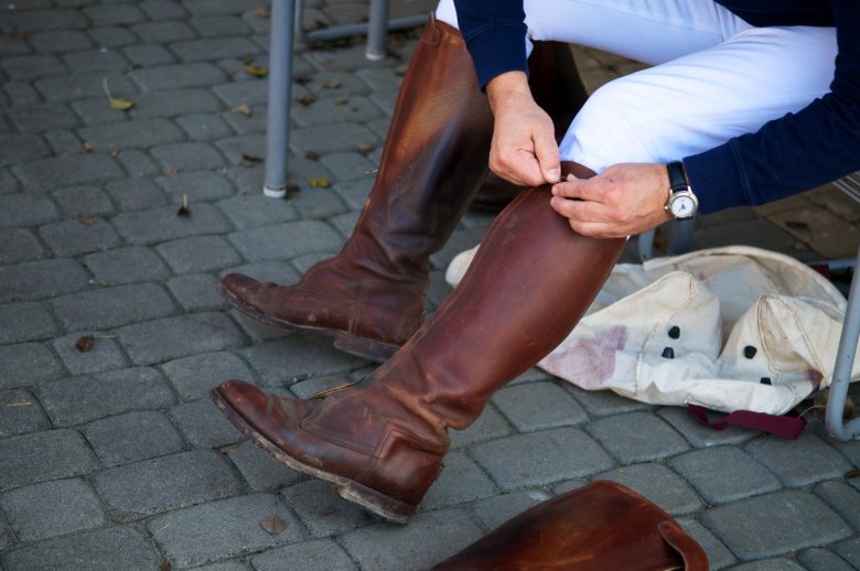 Zakładanie butów do gry w Polo