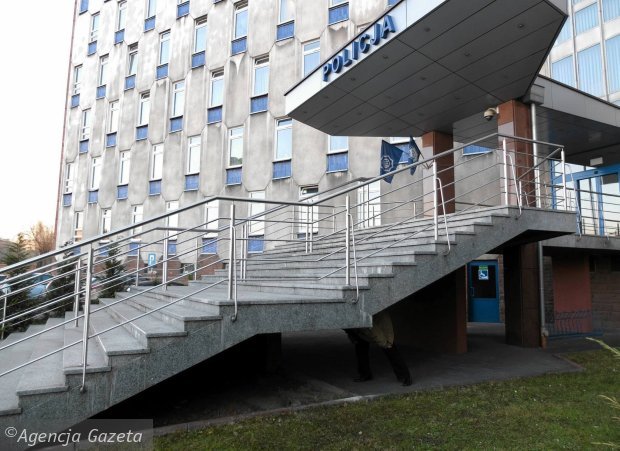 Schody prowadzące do głównego wejścia do Komendy Miejskiej Policji w Częstochowie. To pod nimi znaleziono martwego mężczyznę (Fot. Grzegorz Skowronek / AG)